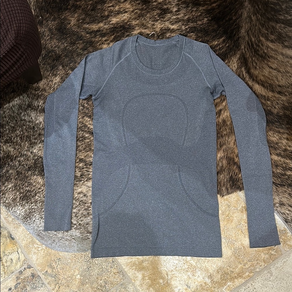 Lululemon swiftly gray size 6. Excellent condition